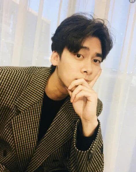 李易峰女网红吃瓜图片